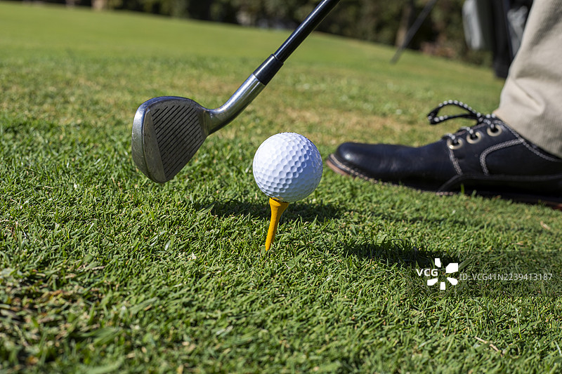 高尔夫球手在球场上从包里挑选球杆图片素材
