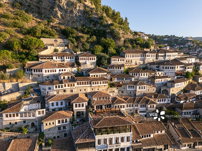 山坡村庄的历史石头房屋图片素材