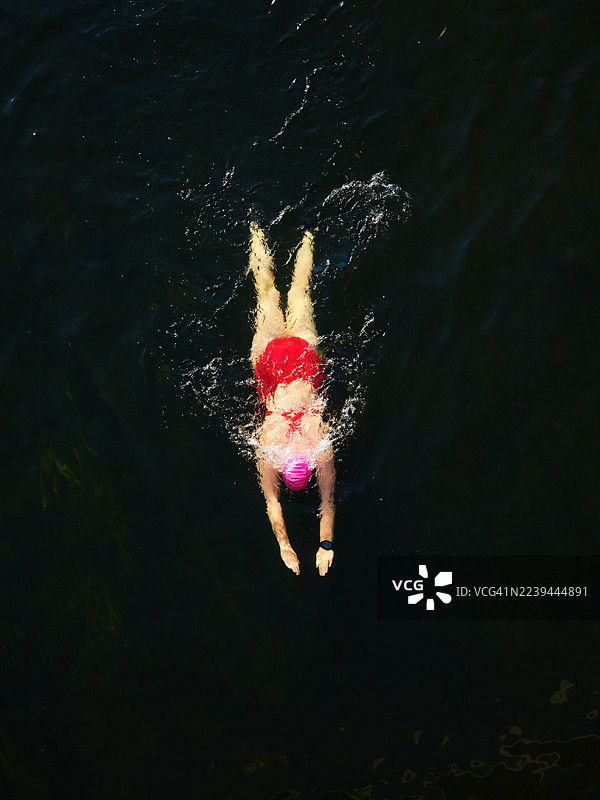 女人在河里游泳图片素材