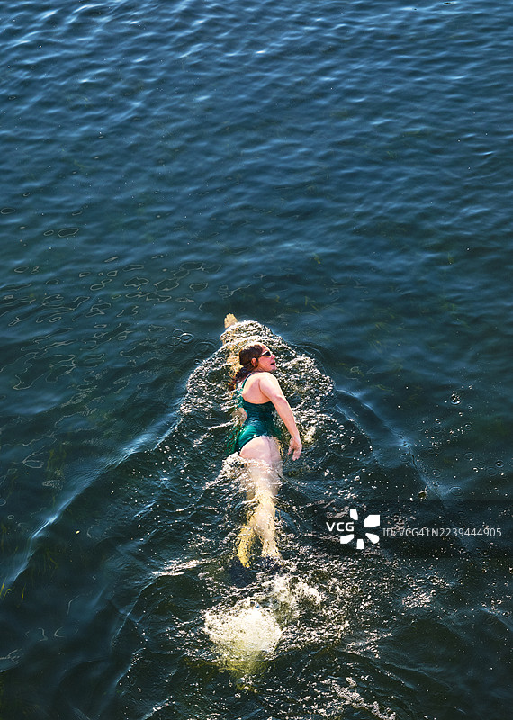 女人在河里游泳图片素材