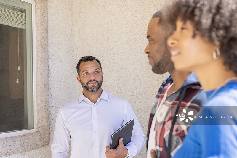 房产中介陪同看房图片素材