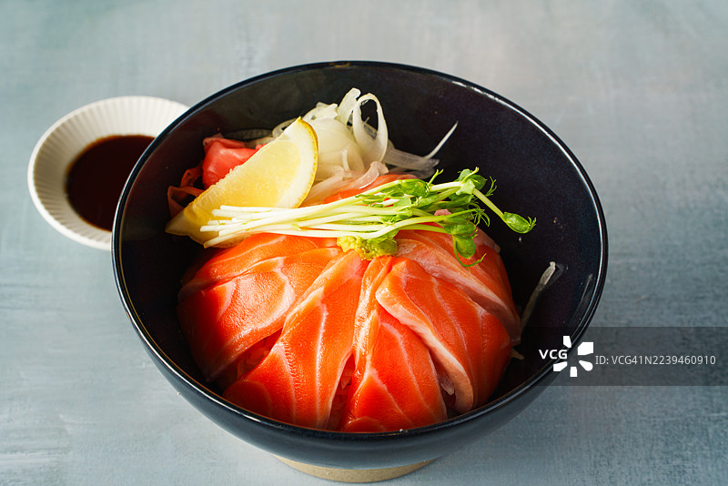 三文鱼刺身饭图片素材