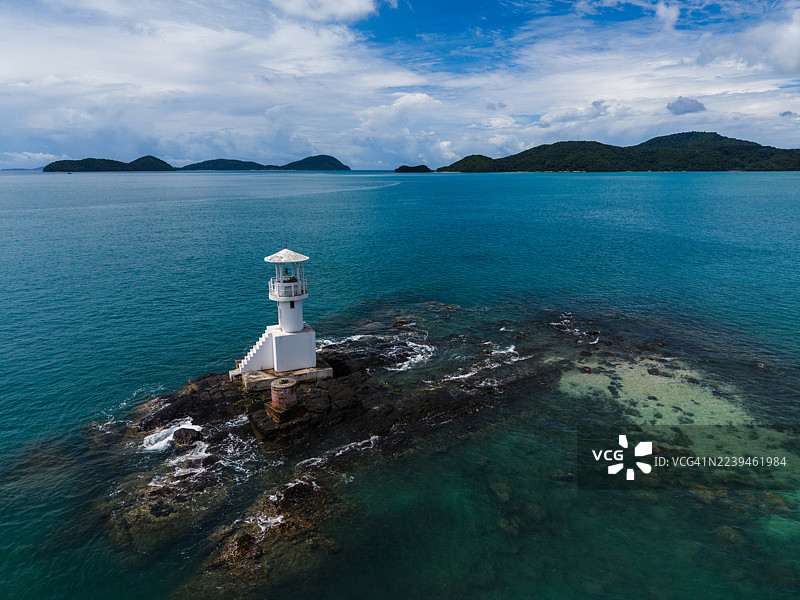 热带海域岩石岛上的白色灯塔图片素材