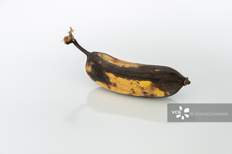 白色背景上发霉的旧香蕉图片素材