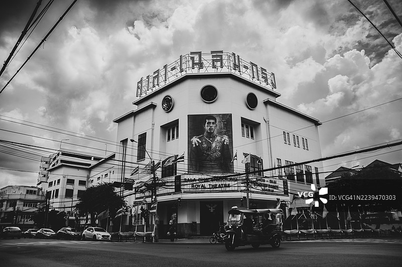 皇家剧院前的一辆三轮出租车城市街道景观图片素材