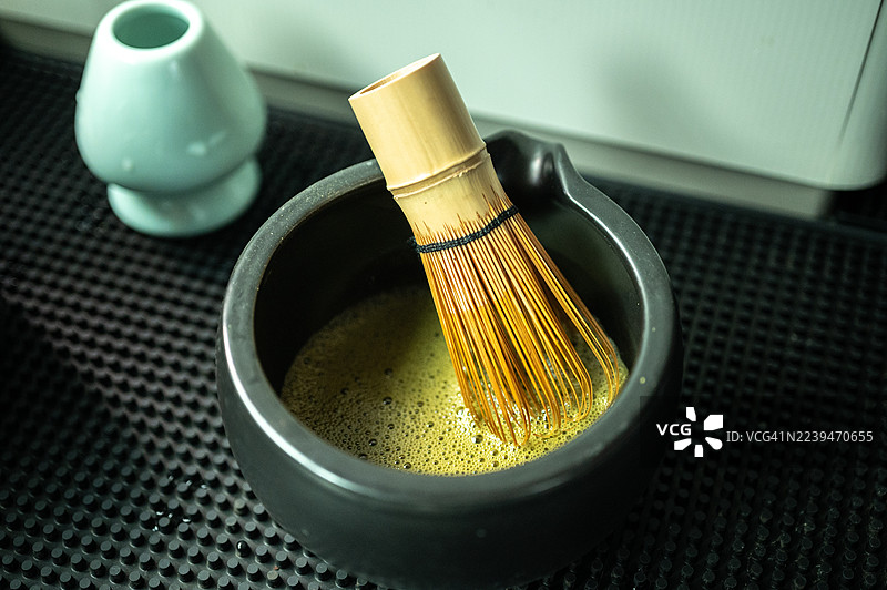日式抹茶，配以陶碗和竹筅。图片素材