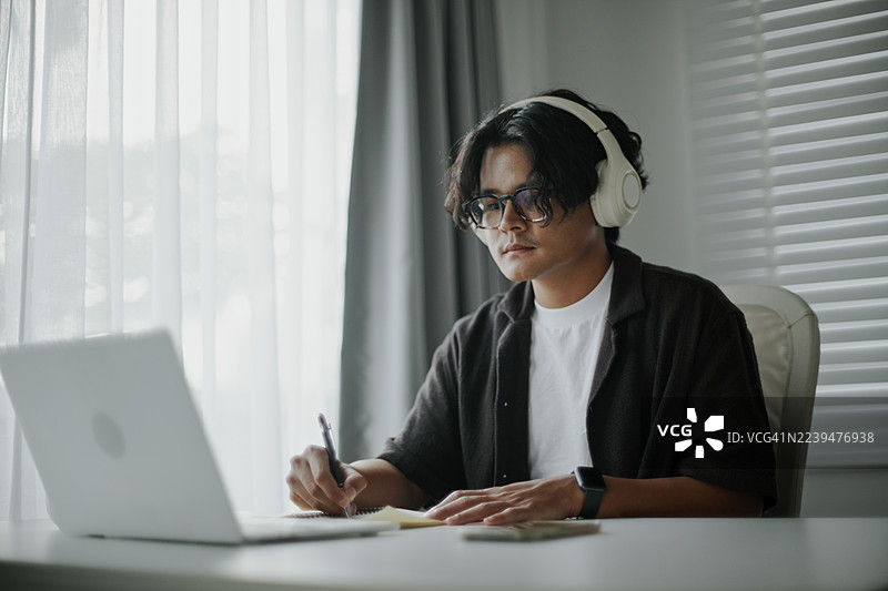 男人在家进行在线学习图片素材