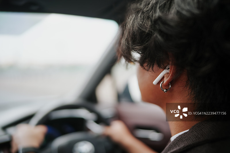 开车时使用无线耳机的男人图片素材