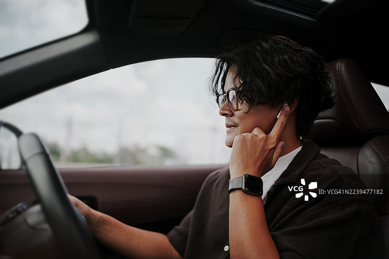 驾车时免提通话的男人图片素材