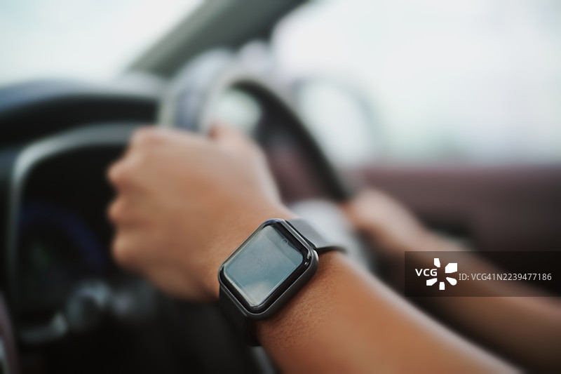 亚洲男人公路旅行开车图片素材