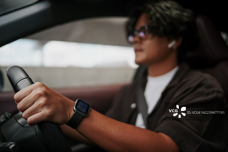 亚洲男人公路旅行开车。图片素材