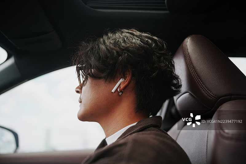 男子在驾驶时进行免提通话。图片素材