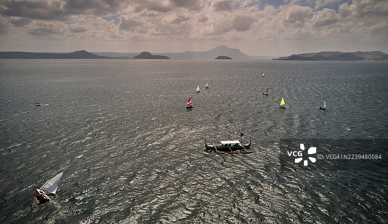 小型帆船在塔阿尔湖上竞速。图片素材