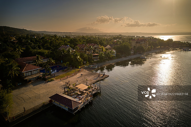 塔阿尔湖畔度假村的无人机视角图片素材