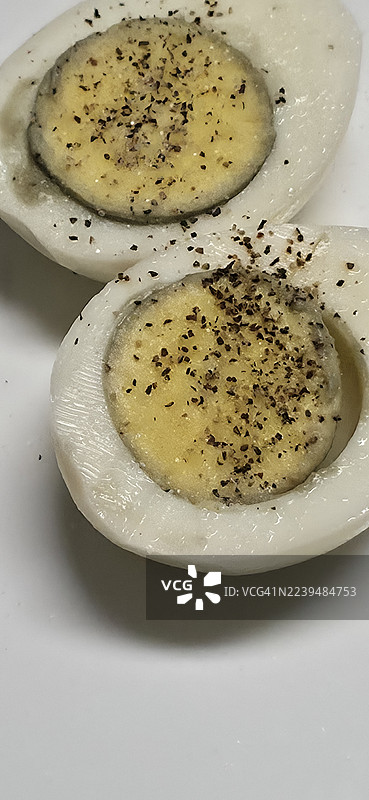 煮熟的鸡蛋切片，生的图片素材