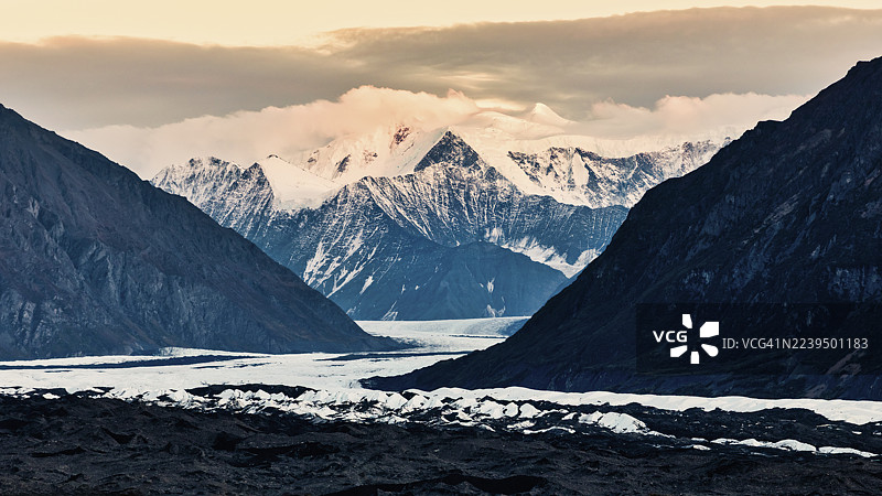 马塔努斯卡峰和马塔努斯卡冰川日落时分，楚加奇山脉，阿拉斯加，美国图片素材
