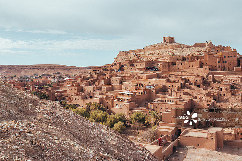摩洛哥艾特本哈杜古老的卡斯巴村庄，游客正在探索图片素材