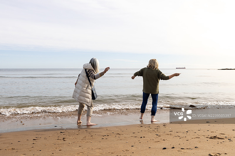 老年女性朋友们打水漂图片素材