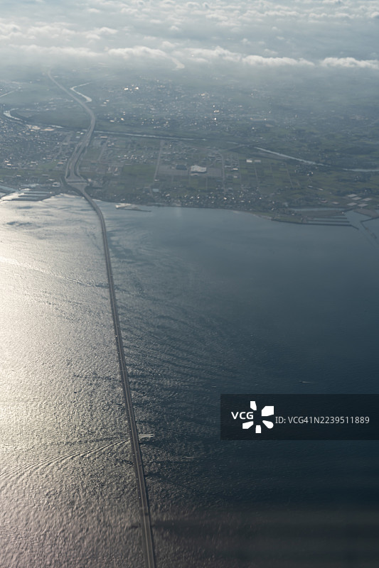 从飞机上俯瞰日本千叶海上的城市高速公路图片素材