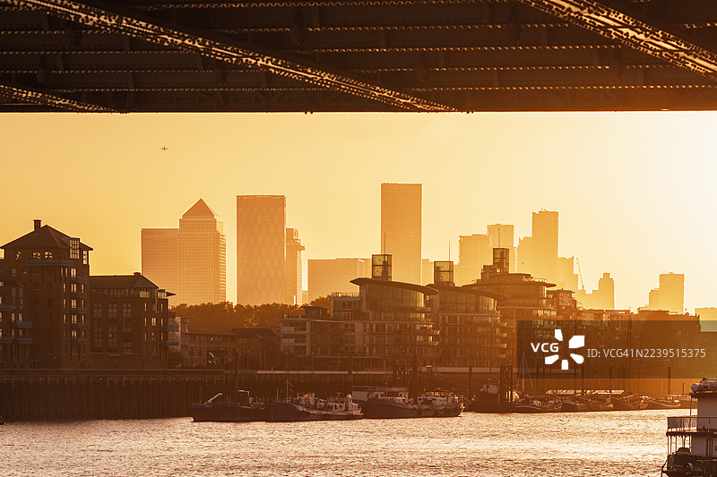 日出时分，伦敦城市天际线横跨泰晤士河图片素材