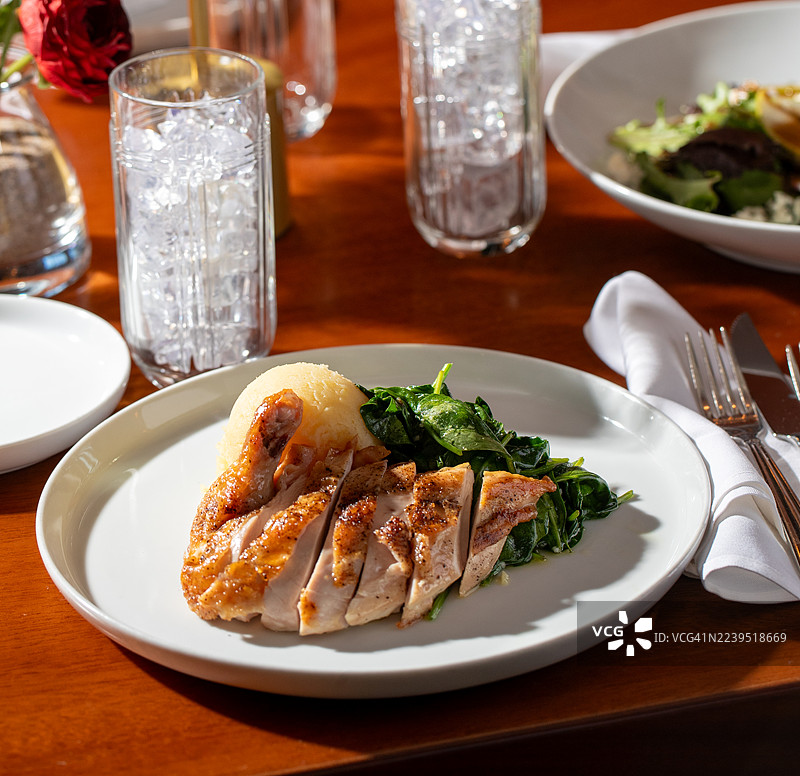 烤鸡胸肉配沙拉图片素材