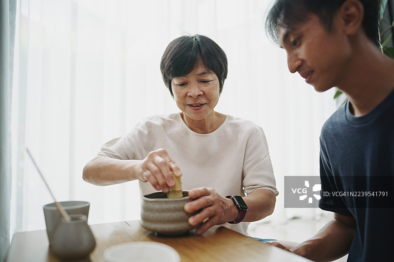 一起制作抹茶。图片素材