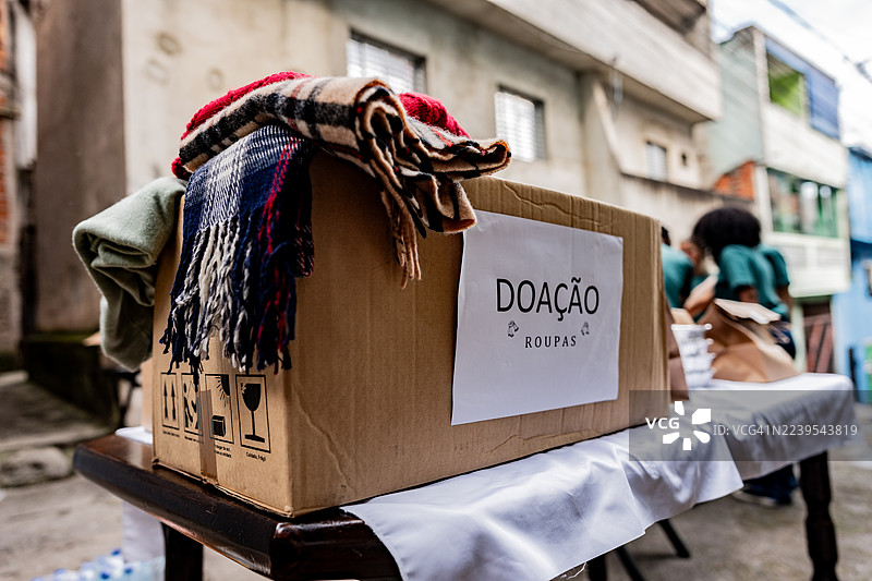 捐赠箱上的衣物图片素材