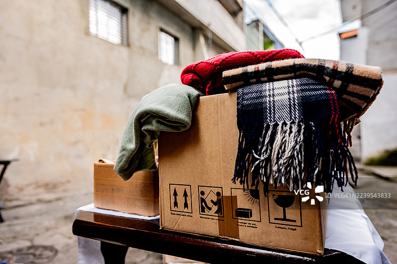 捐赠箱上的衣物图片素材