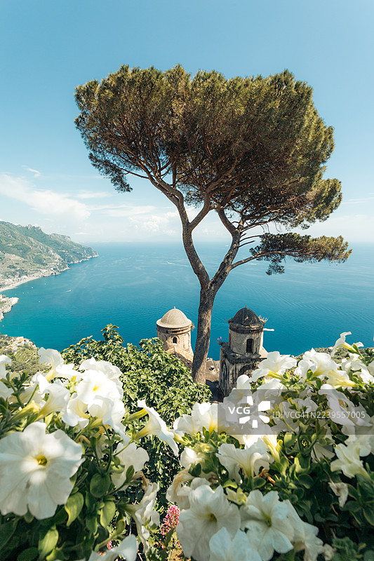 意大利拉韦洛的美景，鲜花盛开，海景迷人。图片素材