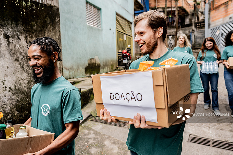 志愿者在户外运送捐款箱图片素材