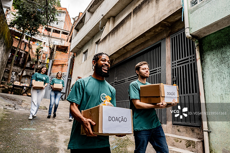 志愿者在户外搬运捐款箱图片素材