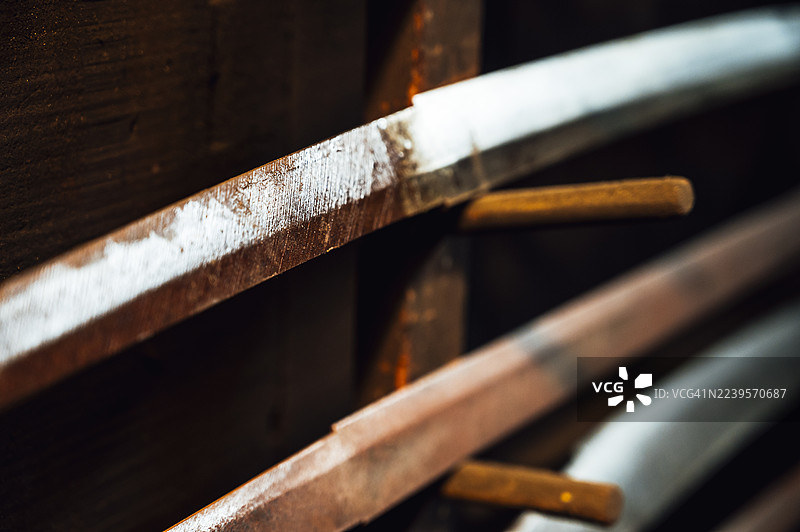 一把武士刀在锻造中图片素材