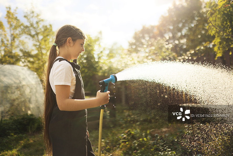 父亲和女儿在阳光明媚的日子里照料花园图片素材