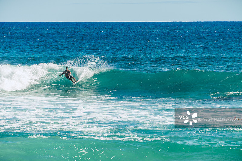 冲浪者在欧胡岛的沙滩上图片素材