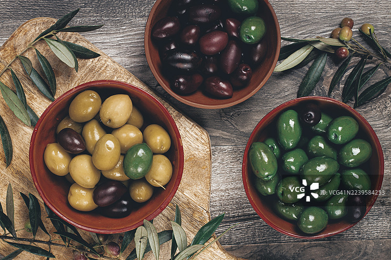 碗里的橄榄混合，包括奇迪奇、维迪巨人和卡拉马塔等品种，俯视角度，无人物。图片素材