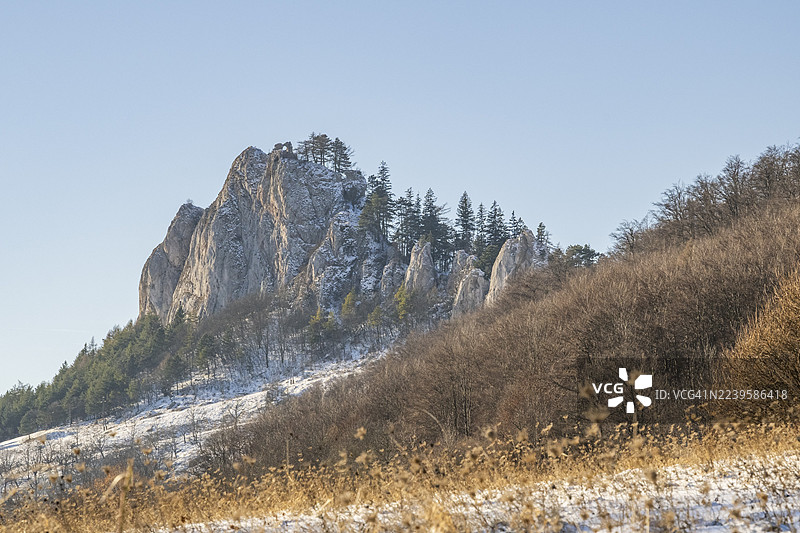 冬季晴朗天气下山景，斯洛伐克霍尔纳波鲁巴瓦佩奇山图片素材