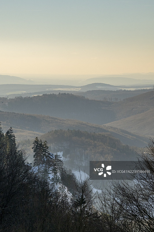 冬季，白雪覆盖的树枝的山峦与山谷景色，瓦佩奇，霍尔纳波鲁巴，斯洛伐克图片素材