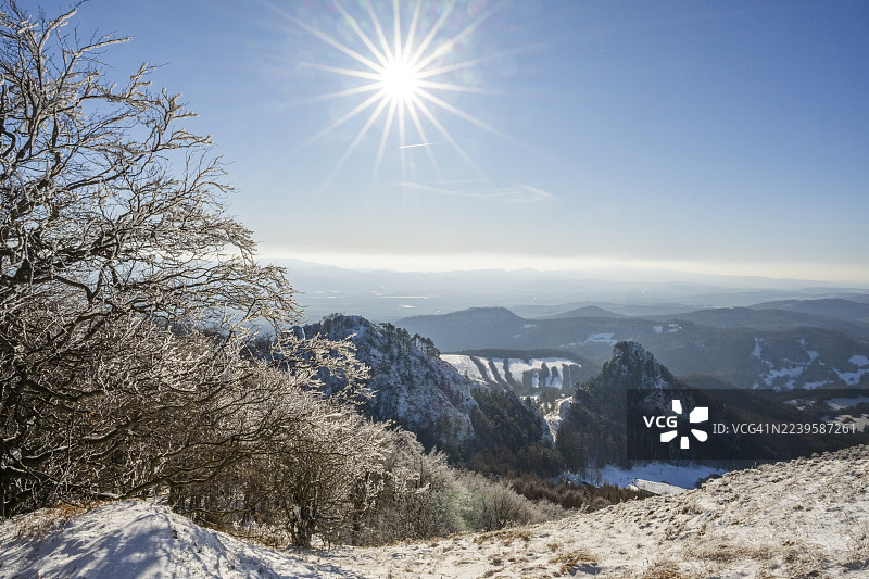 冬季，山顶的树枝上覆盖着白霜，俯瞰山峦和山谷，位于斯洛伐克霍尔纳波鲁巴的瓦佩奇。图片素材