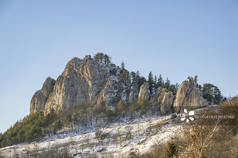 冬季晴朗天气下的山景，瓦佩奇，霍尔纳波鲁巴，斯洛伐克图片素材