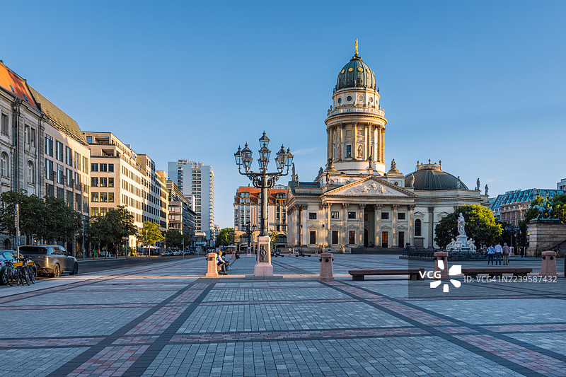 傍晚时分的柏林根达门市场广场上，历史悠久的音乐厅和宏伟的大教堂图片素材
