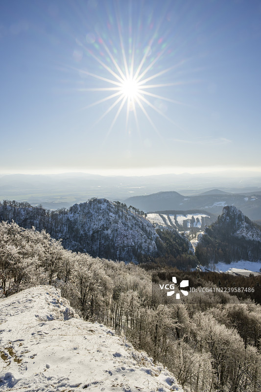 冬季，瓦佩奇山，霍尔纳波鲁巴，斯洛伐克，山顶俯瞰山丘与山谷，树枝上覆有白霜图片素材