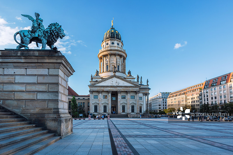 柏林音乐厅在 Gendarmenmarkt：宏伟的新古典主义广场，带有骑马雕像图片素材
