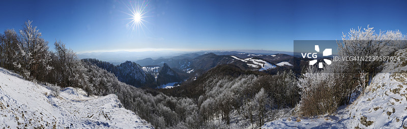 冬天,瓦佩奇山(Vápeč)俯瞰山峦与山谷,树枝上覆着白霜,位于斯洛伐克(Slovakia)的霍尔纳波鲁巴(Horná Poruba)。图片素材
