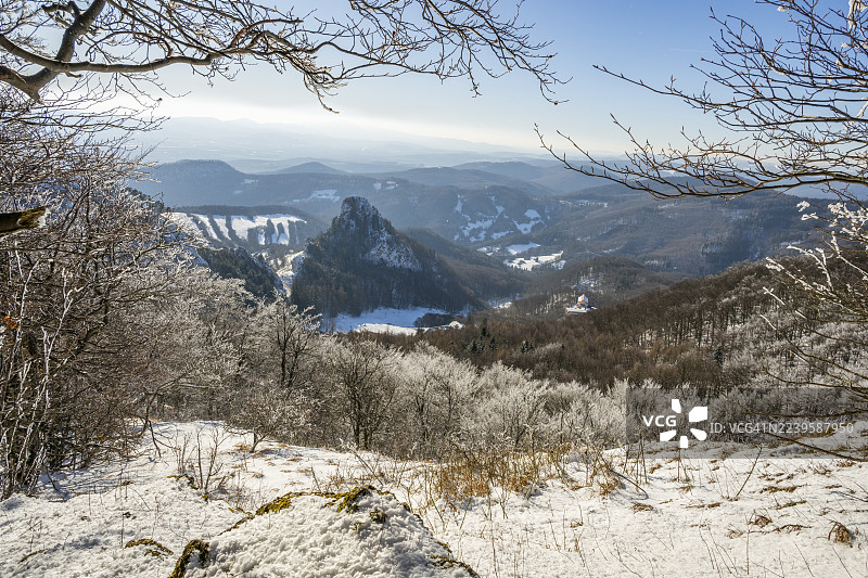 冬季，瓦佩奇山（Vápeč）的山峦与山谷景色，树枝上覆盖着白霜，位于斯洛伐克（Slovakia）的霍尔纳波鲁巴（Horná Poruba）图片素材