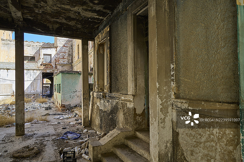 废弃场所，看向破碎窗户的破败外部，航空兵营房，监狱，集中营，精神病院，疯人院，拉基，莱罗斯，多德卡尼斯，希腊岛屿，希腊图片素材