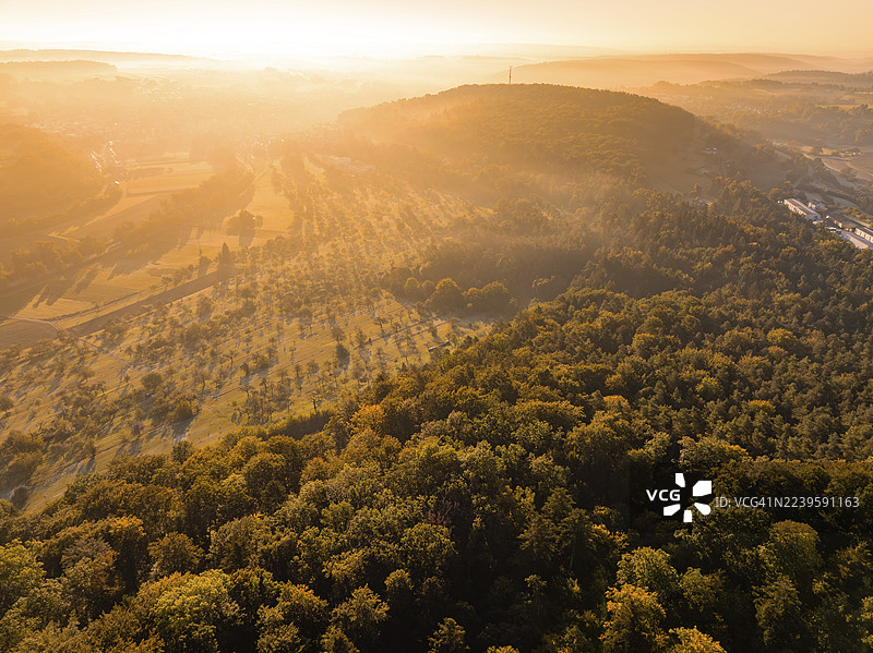 日出时分，雾气弥漫的森林和山丘的广阔视野，赫尔曼·黑塞铁路，奥斯特尔斯海姆，黑森林，德国图片素材