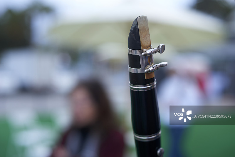 带模糊的音乐家背景的单簧管簧片吹口，户外图片素材
