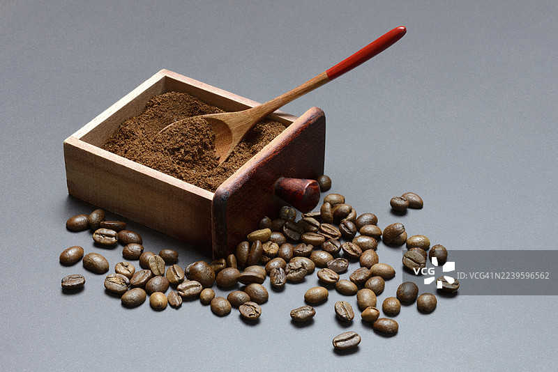 咖啡，咖啡研磨机抽屉里的咖啡粉和咖啡豆图片素材