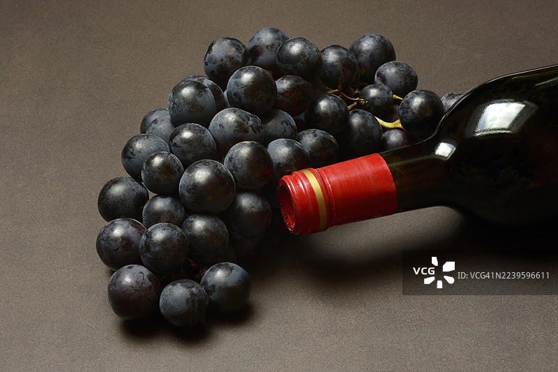 葡萄，拉瓦利品种，和葡萄酒瓶图片素材