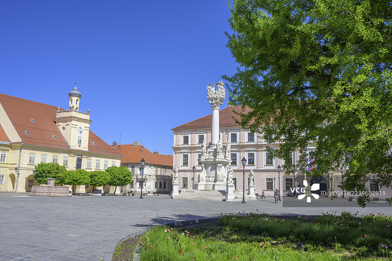 克罗地亚奥西耶克-巴兰亚县奥西耶克堡垒主广场上的三一圣柱图片素材